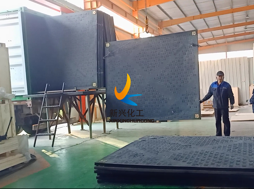 loading of UHMWPE/HDPE composite road mats in 3000*2500mm