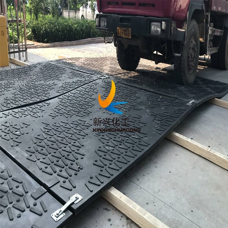 Mold pressed heavy duty ground protection mats
