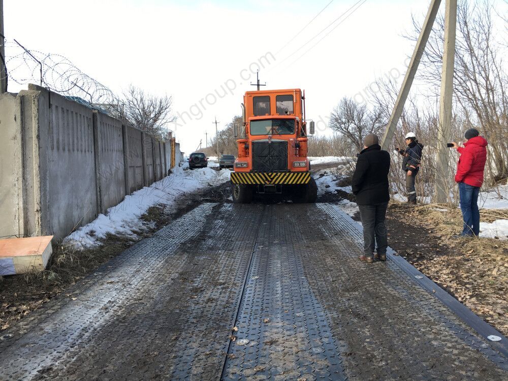 Interlocking overlapping heavy duty ground protection mats