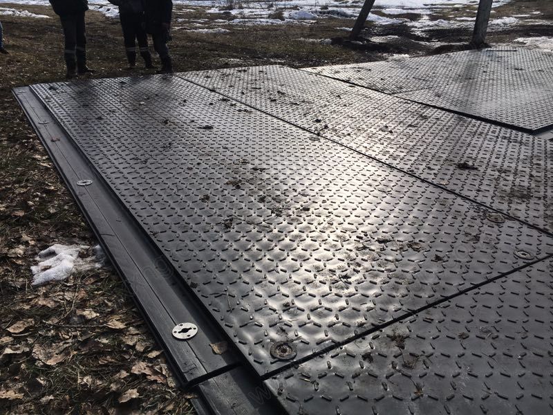 Interlocking overlapping heavy duty ground protection mats