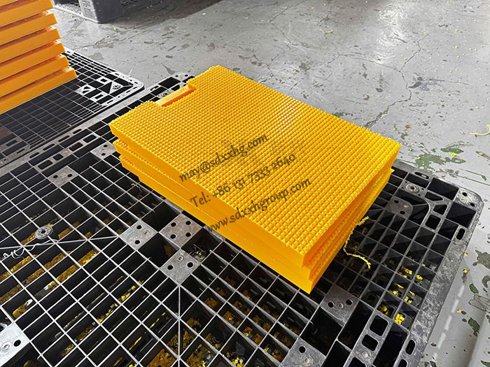 Composite plastic crane foot support mat/plate for construction