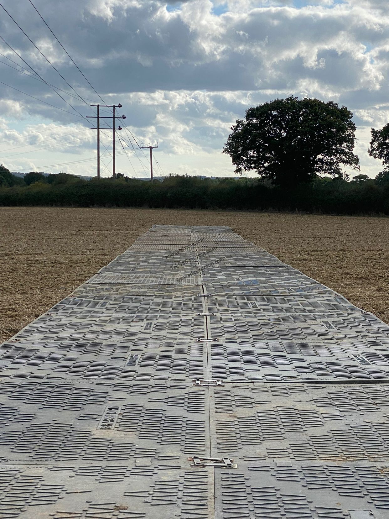 Over-lapping heavy duty composite construction road mats