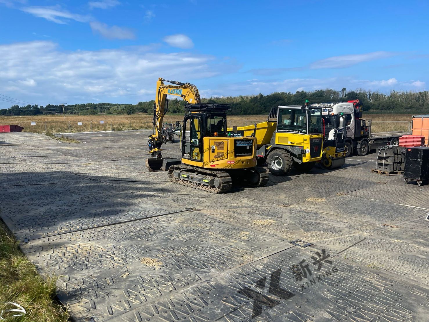 Over-lapping heavy duty composite construction road mats